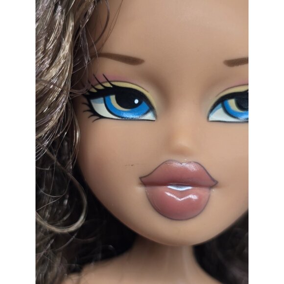 Bratz Back To School Yasmin Doll - Picture 3 of 16